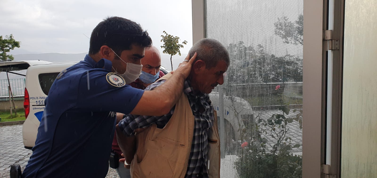 صورة تظهر اعتقال الزوج عرفان واصطحابه إلى المخفر