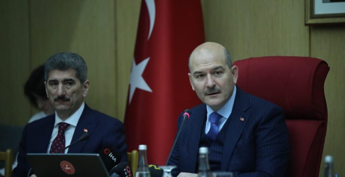 إصـ.ـابة وزير الداخلية التركي وزوجته وابنته بفير.وس كو.رونا