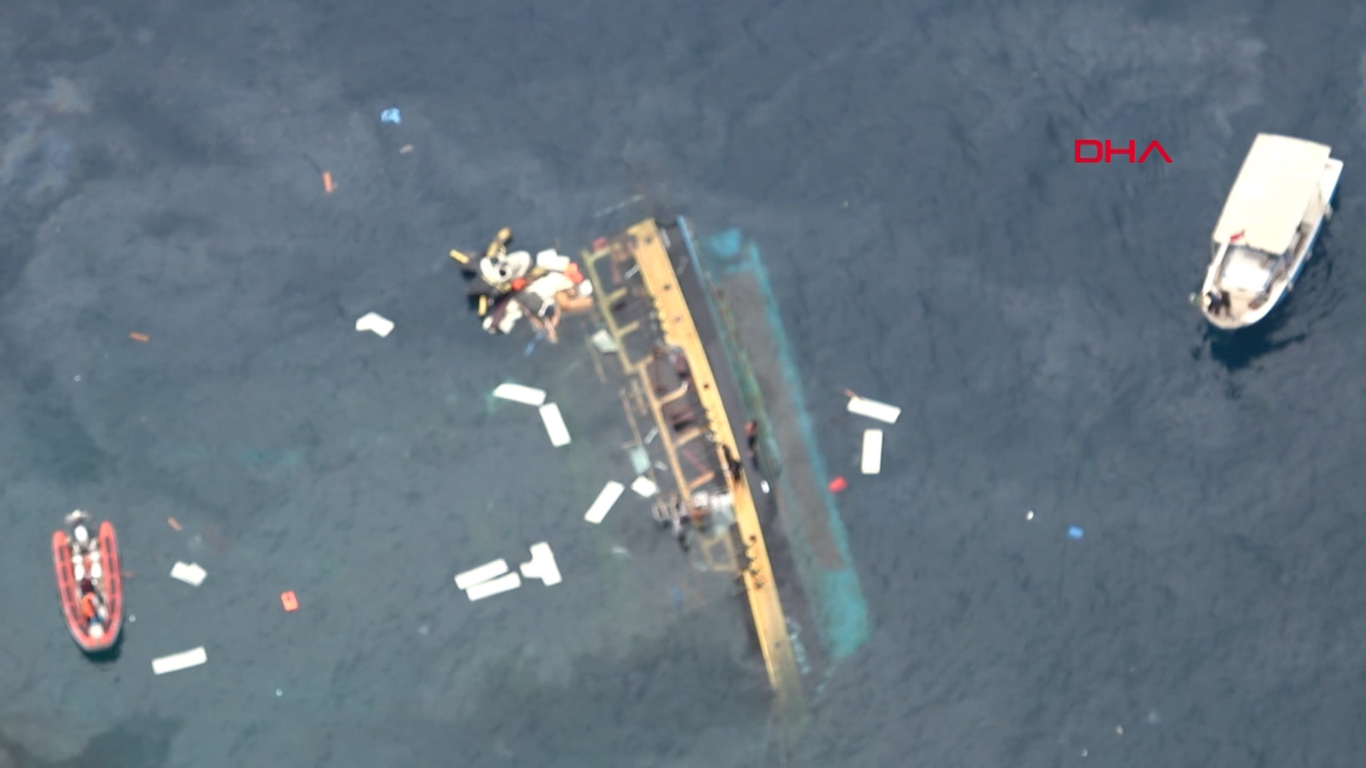 وفـ ـاة شخص وإنقاذ 37 آخرين إثر غرق قارب سياحي في أنطاليا