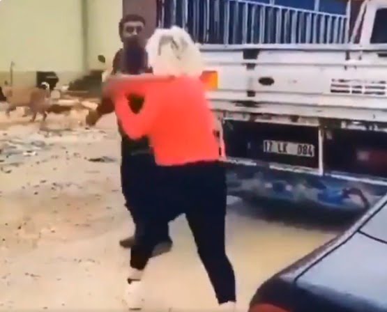 امرأة تنهال بالضرب على رجل في غازي عنتاب التركية