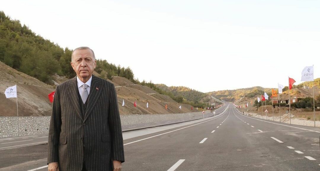 افتتح الرئيس التركي رجب طيب أردوغان طريق مرعش - جوكسون والذي سيختصر مسافات كبيرة ويقلل المدة الزمنية للسفر بين مدن شرق الأناضول.