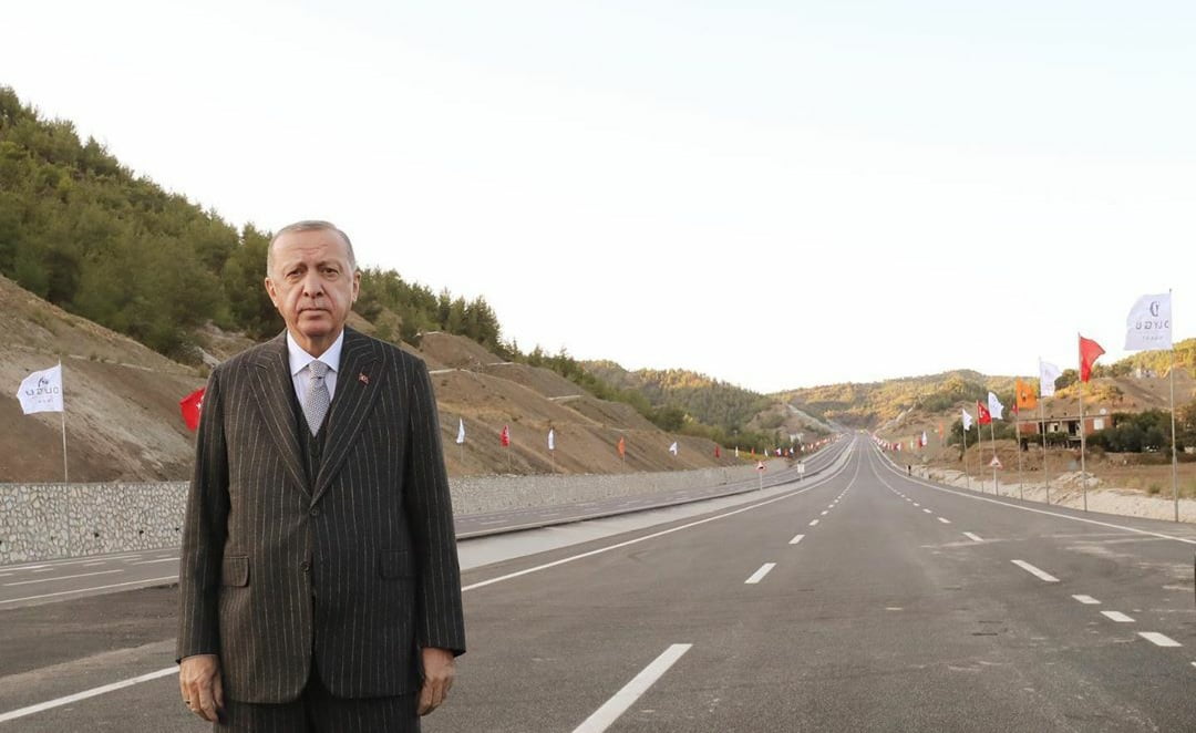 افتتح الرئيس التركي رجب طيب أردوغان طريق مرعش - جوكسون والذي سيختصر مسافات كبيرة ويقلل المدة الزمنية للسفر بين مدن شرق الأناضول.