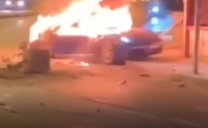 حادث سير أليم يؤدي لاندلاع النار في سيارة فاخرة بولاية إسطنبول