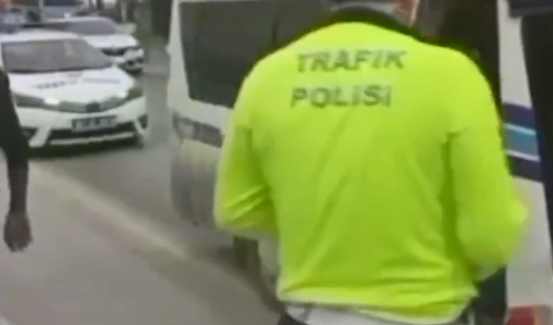 الشرطة التركية تغرّم 41 شخص لركوبهم بحافلة سعة نقلها 17 شخصًا!