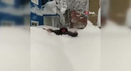 في هكاري التركية الثلوج تتجاوز طول الانسان
