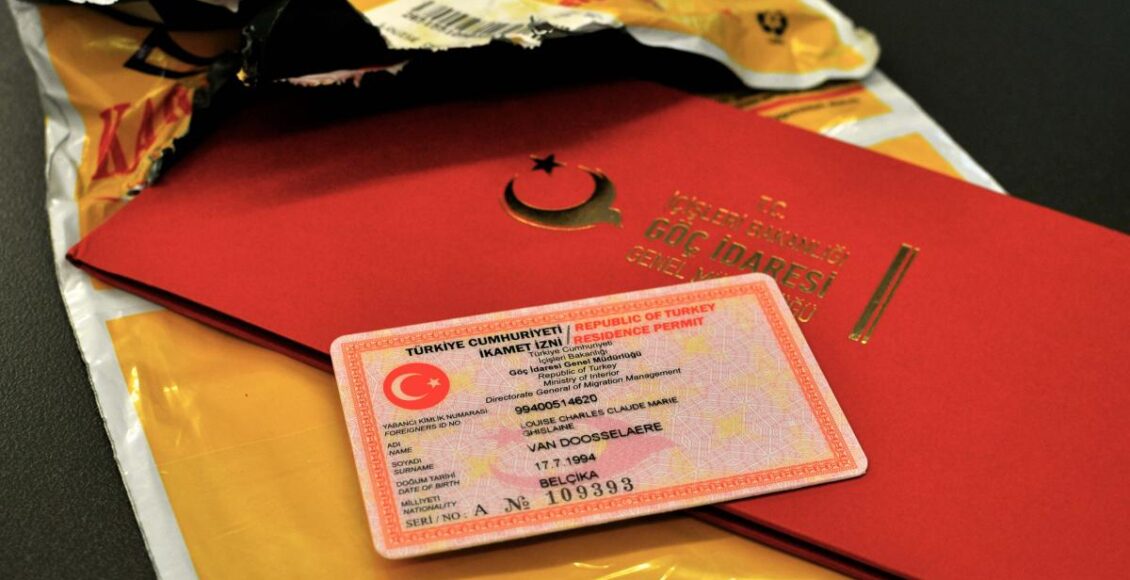 استلام طلبات الإقامة عبر البريد