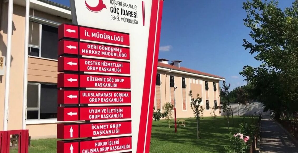 لافتة لدائرة إدارة الهجرة التركية مكتوب عليها الخدمات المتاحة من ضمنها الاستعلام عن حالة الإقامة السياحية في تركيا