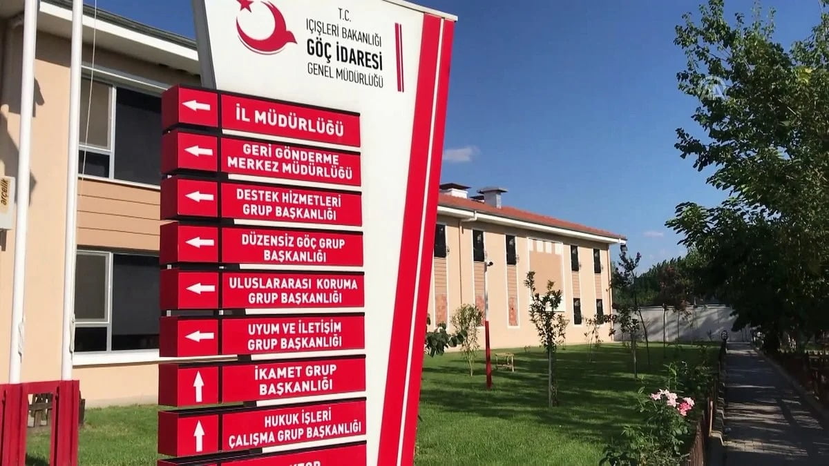 لافتة لدائرة إدارة الهجرة التركية مكتوب عليها الخدمات المتاحة من ضمنها الاستعلام عن حالة الإقامة السياحية في تركيا