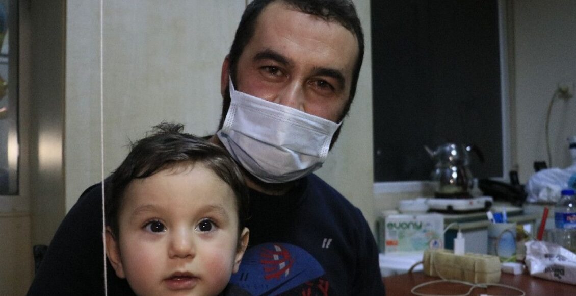 ضابط شرطة ينقذ طفل سوري من الموت