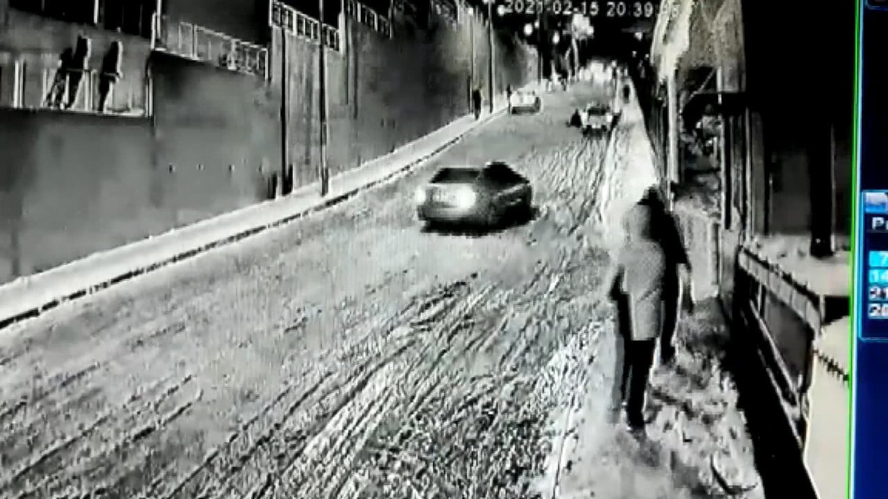فيديو يقطع الأنفاس.. إنزلاق سيارة وبداخلها طفل بسبب كثافة الثلوج
