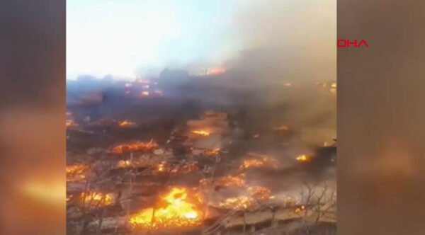 حريق ضخم يلتهم 50 منزلاً في قرية تركية
