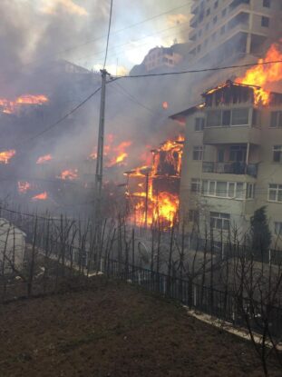 حريق ضخم يلتهم 50 منزلاً في قرية تركية.