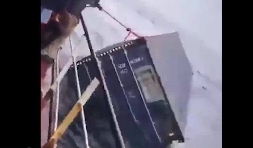 صيادون بفرنسا يعثرون على حاوية مليئة بهواتف الآيفون