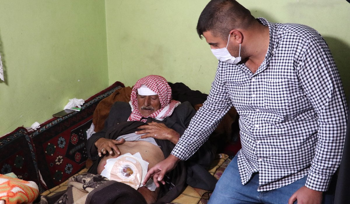 6 أبناء سوريون يلقون بوالدهم المريض بالشارع