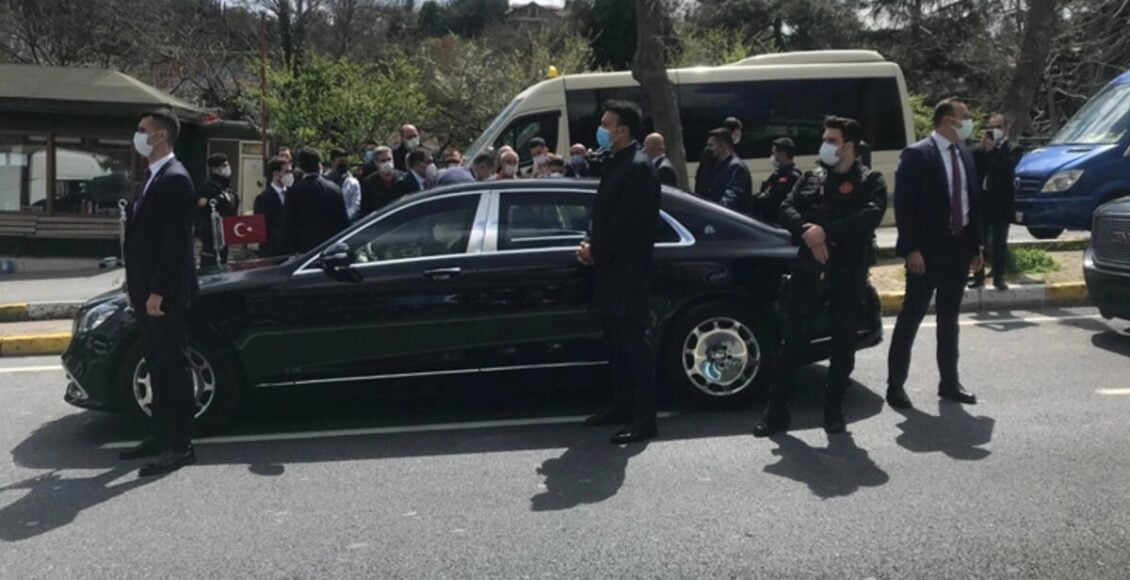 الرئيس أردوغان يوقف سيارته ويستمع لمشاكل المواطنين