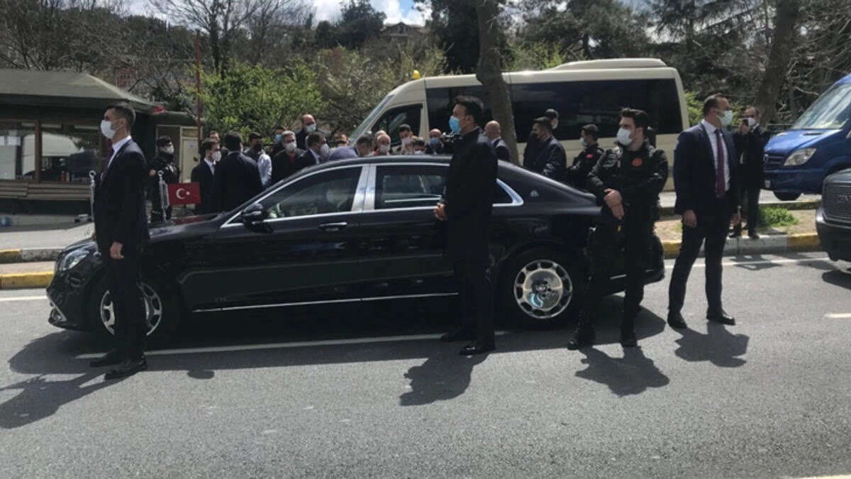الرئيس أردوغان يوقف سيارته ويستمع لمشاكل المواطنين