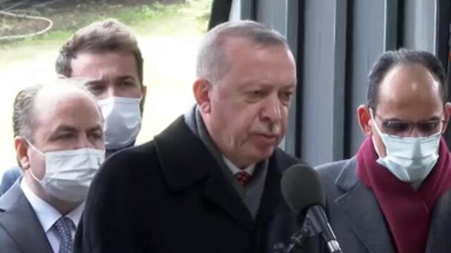 أردوغان يتلو القرآن عند قبر تورغوت أوزال