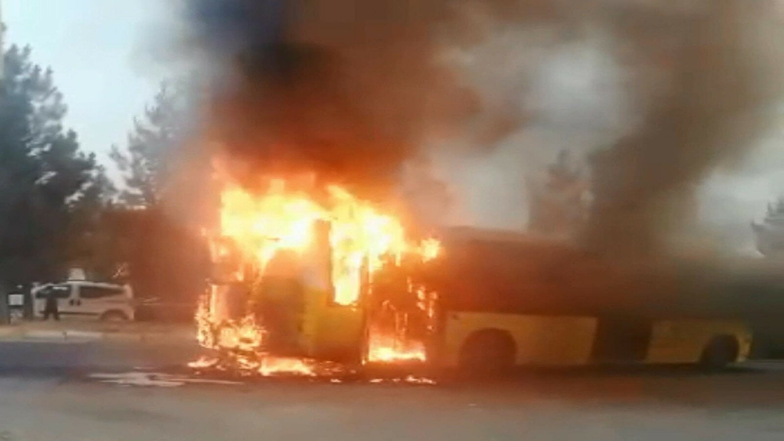 سائق حافلة ينقذ 45 راكباً من حريق ضخم في ديار بكر