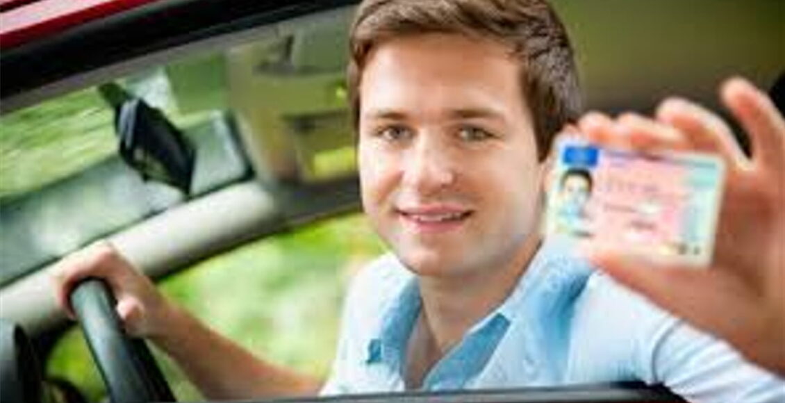 رجل يجلس في السيارة ويحمل شهادة قيادة تركية - تحويل رخصة القيادة إلى رخصة تركية