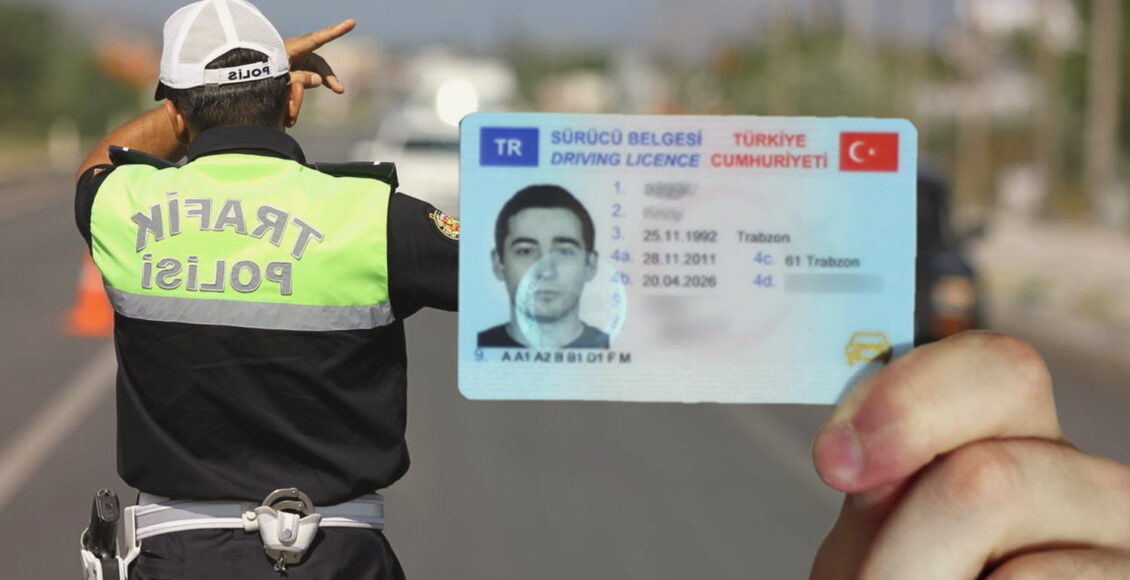 يد تمسك القيادة التركية وشرطي مرور - شهادة قيادة بدل ضائع في تركيا