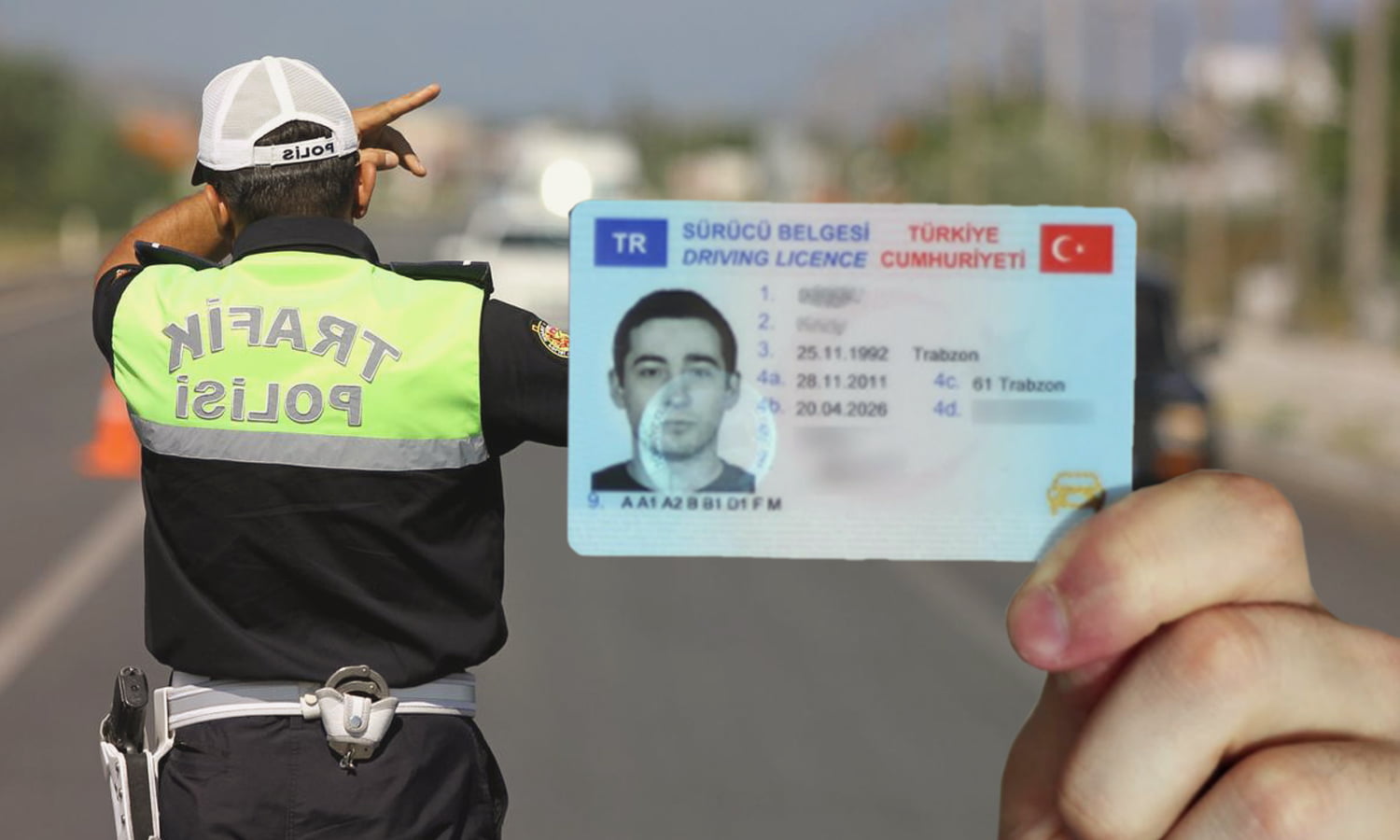 يد تمسك القيادة التركية وشرطي مرور - شهادة قيادة بدل ضائع في تركيا