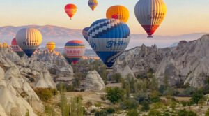 مجموعة من المناطيد في أجواء مدينة نيف شهير في تركيا