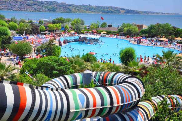 مدينة ألعاب مائية كبيرة في مدينة يلوا في تركيا