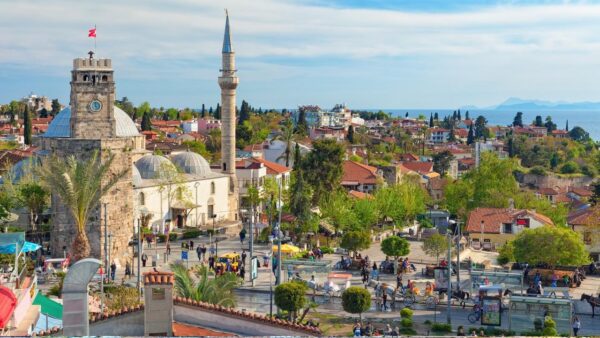 شوارع مدينة كاليتشي القديمة في انطاليا