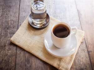 عادات وتقاليد تركيا في تقديم كأس ماء مع فنجان القهوة