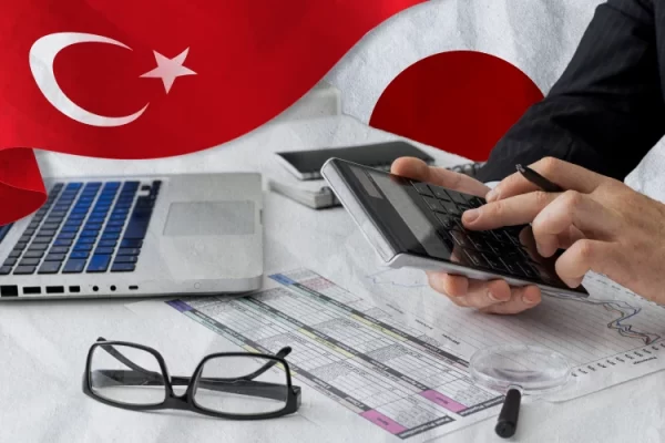 موظف يقوم بحساب الضرائب في تركيا