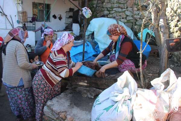 0x0 kilosu 100 tl bu zeytinyaginin diger adi ayak yagi ayakla ezilerek yapiliyor 1644922887408 1