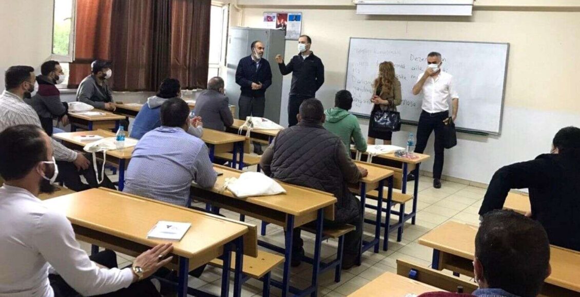 طلاب ومعلم في الصف - التسجيل على دورة الاندماج في تركيا