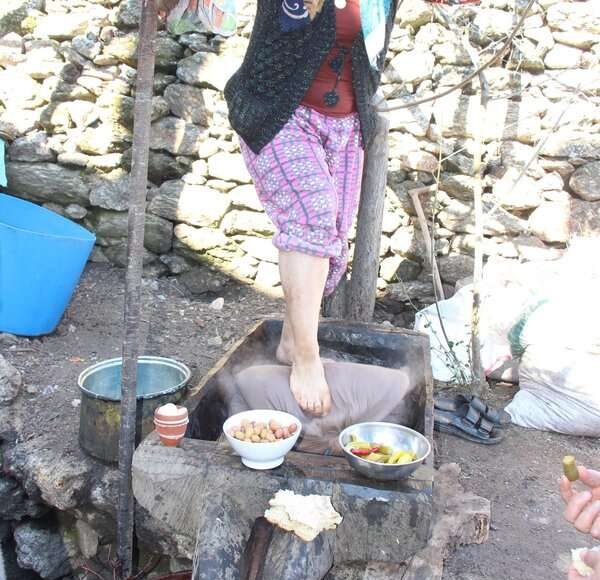 عصر زيت الزيتون في تركيا بواسطة الأقدام