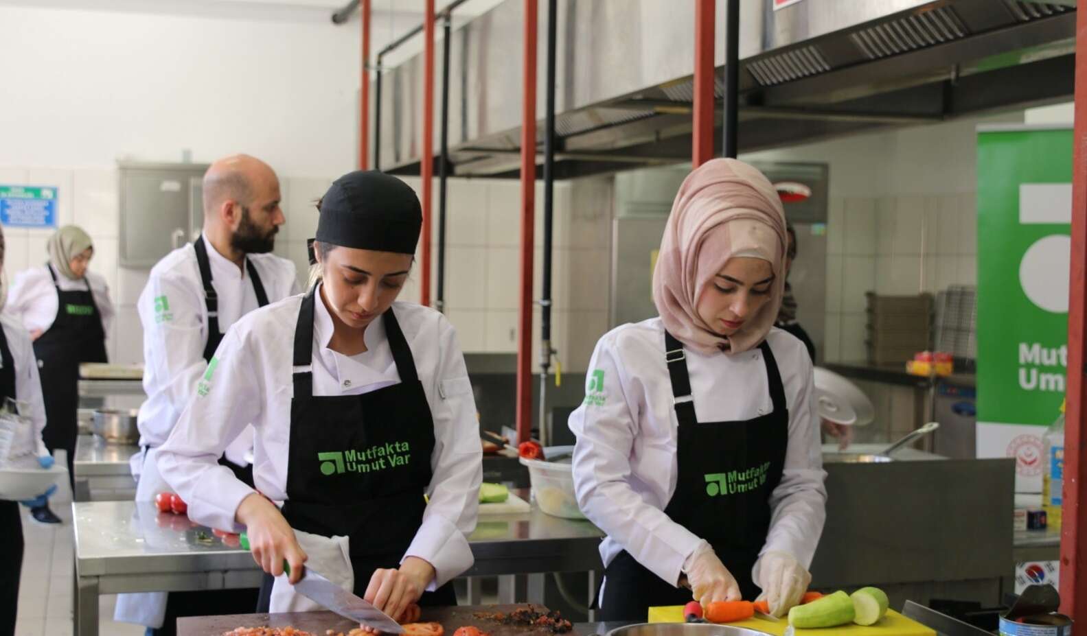بدعم من برنامج الأمم المتحدة للأغذية العالمي دورات مهنية اختصاص مساعد شيف في تركيا