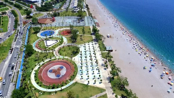 شاطئ كونيالتي بلاجي (Konyaaltı Plajı)