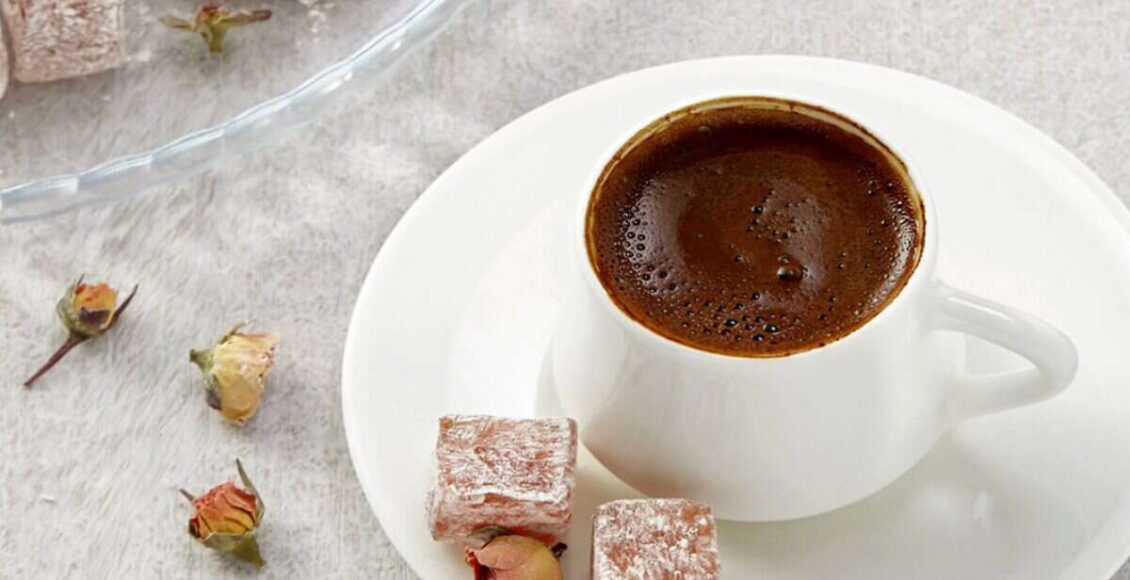 أفضل ماركات القهوة التركية فنجان قهوة تركية مع قطعتين راحة حلقوم