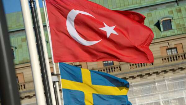علمي تركيا والسويد في السفارة السويدية في العاصمة أنقرة Ankara