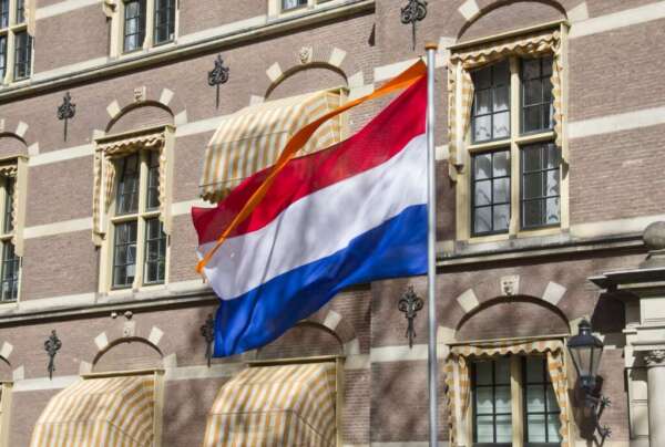 علم هولندا مرفوع في السفارة الهولدنية في العاصمة أنقرة Ankara