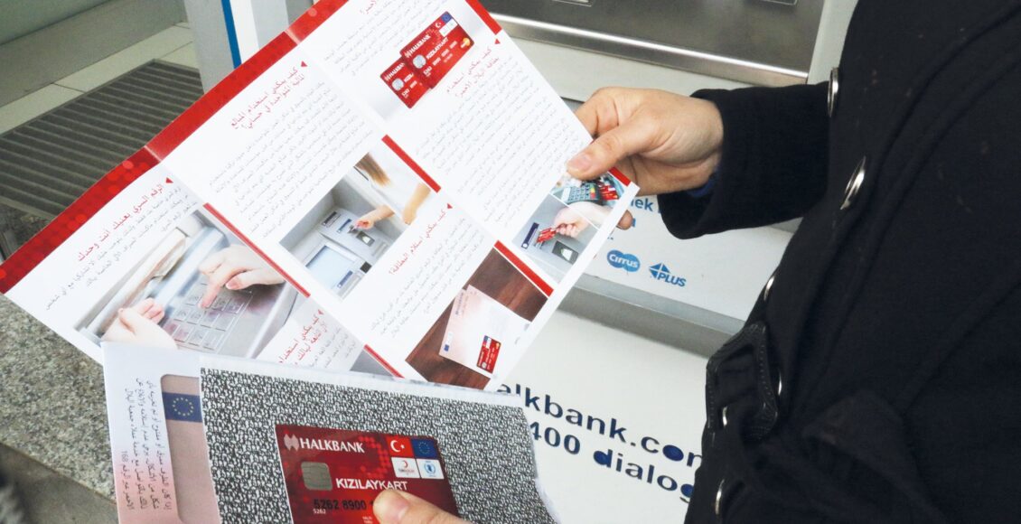 رجل يحمل مجموعة بروشورات للهلال الأحمر التركي - تقرير طبي للتسجيل على كرت الهلال الأحمر