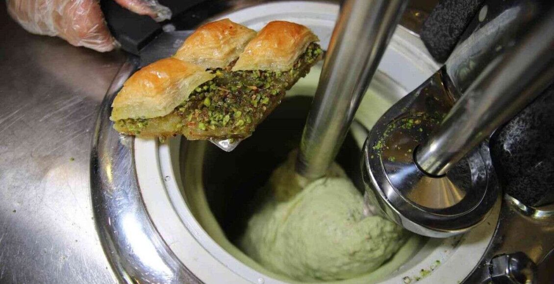 صنع البوظة بنكهة البقلاوة التركية