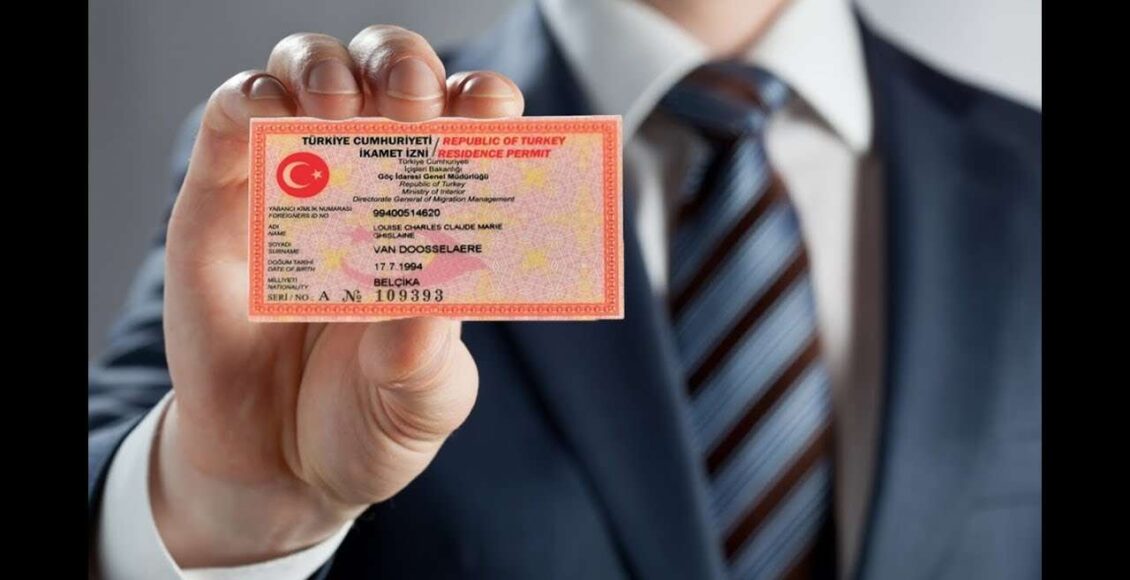 رجل يحمل الإقامة السياحية في تركيا