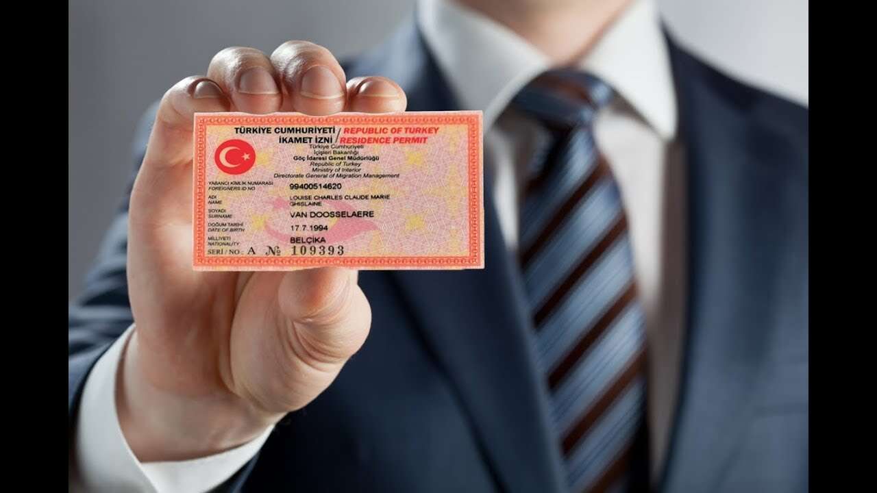 رجل يحمل الإقامة السياحية في تركيا