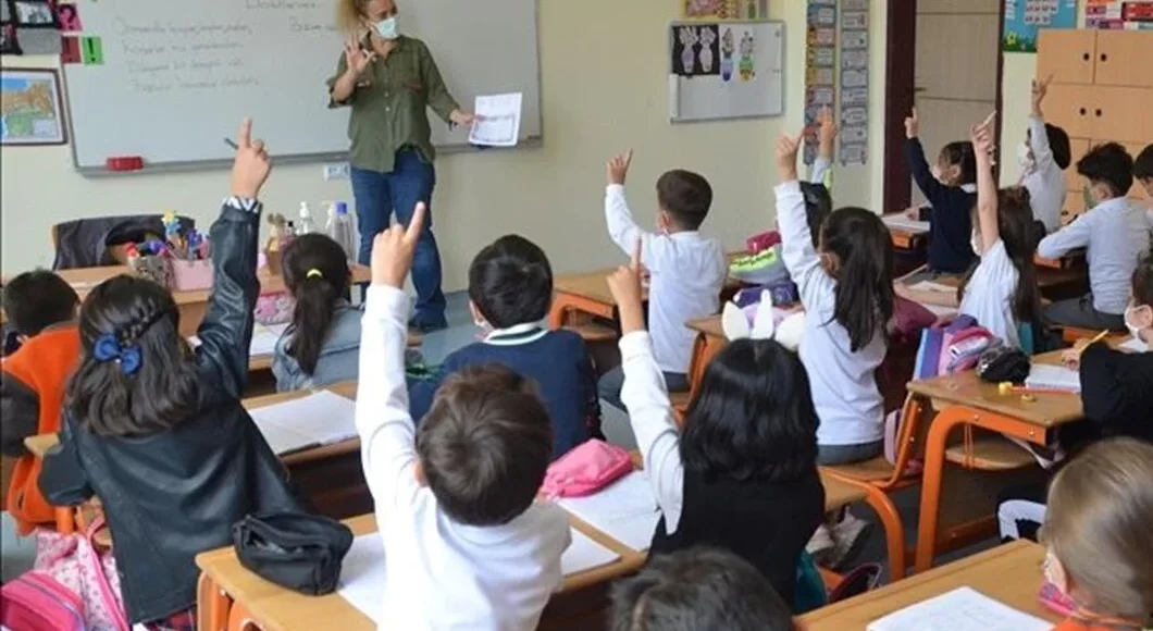 طلاب يتفاعلون مع المعلم في الصف - عطلة المدارس في تركيا