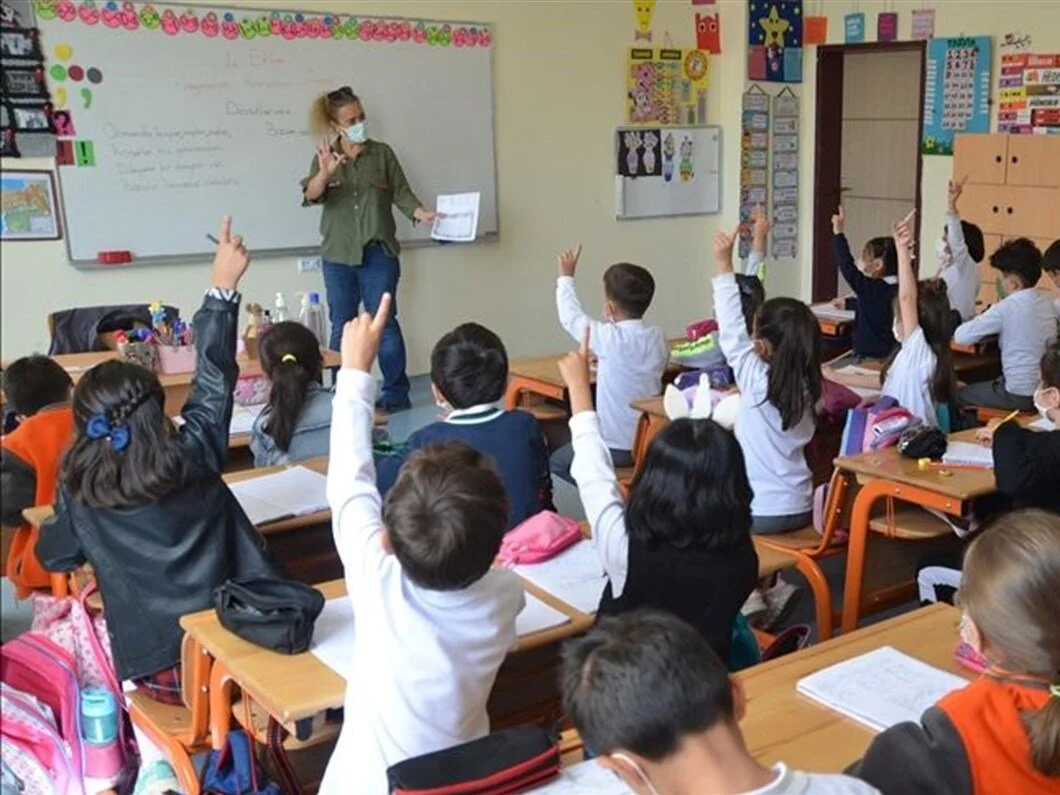 طلاب يتفاعلون مع المعلم في الصف - عطلة المدارس في تركيا