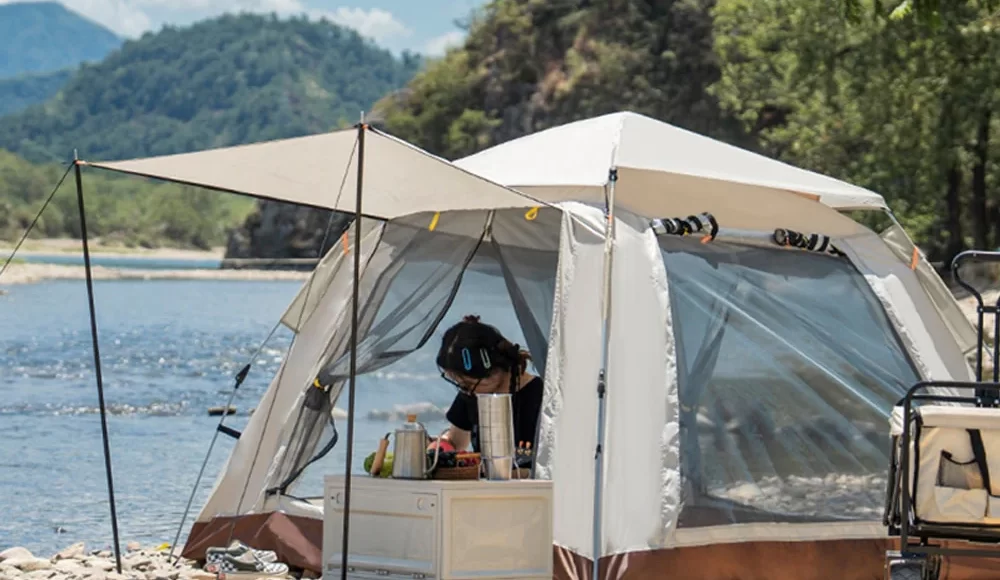 خيمة على ضفاف بحيرة - أفضل أماكن التخييم في تركيا