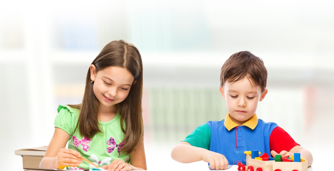 طفل وطفلة يلعبون - المساعدات التعليمية للطلاب الأجانب في تركيا YŞEY