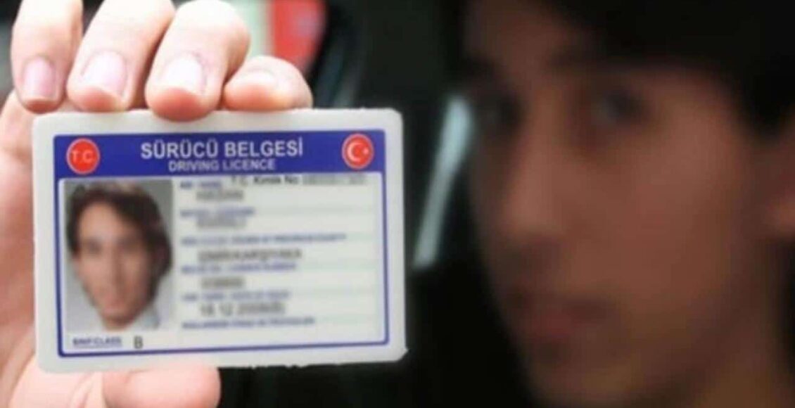 شخص يحمل بيده رخصة القيادة في تركيا
