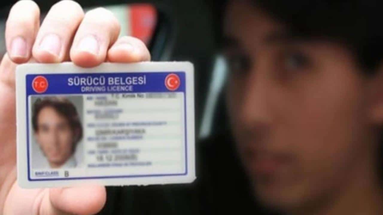 شخص يحمل بيده رخصة القيادة في تركيا