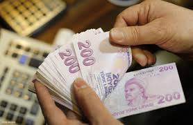 شخص يمسك نقود من فئة الـ 200 ليرة تركية - مساعدة مالية جديدة