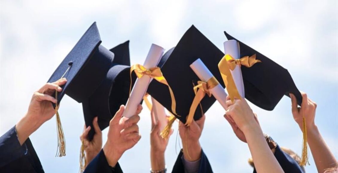 لقطة من حفلة تخرج لطلاب جامعيين - علم تركيا والاتحاد الأوروبي - منحة دراسية من الإتحاد الأوروبي للطلاب في تركيا